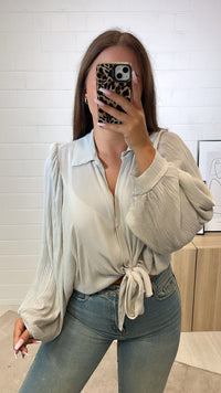 dünne Bluse mit ultra Fledermaus Ärmeln, Knoten / beige Art. 11148