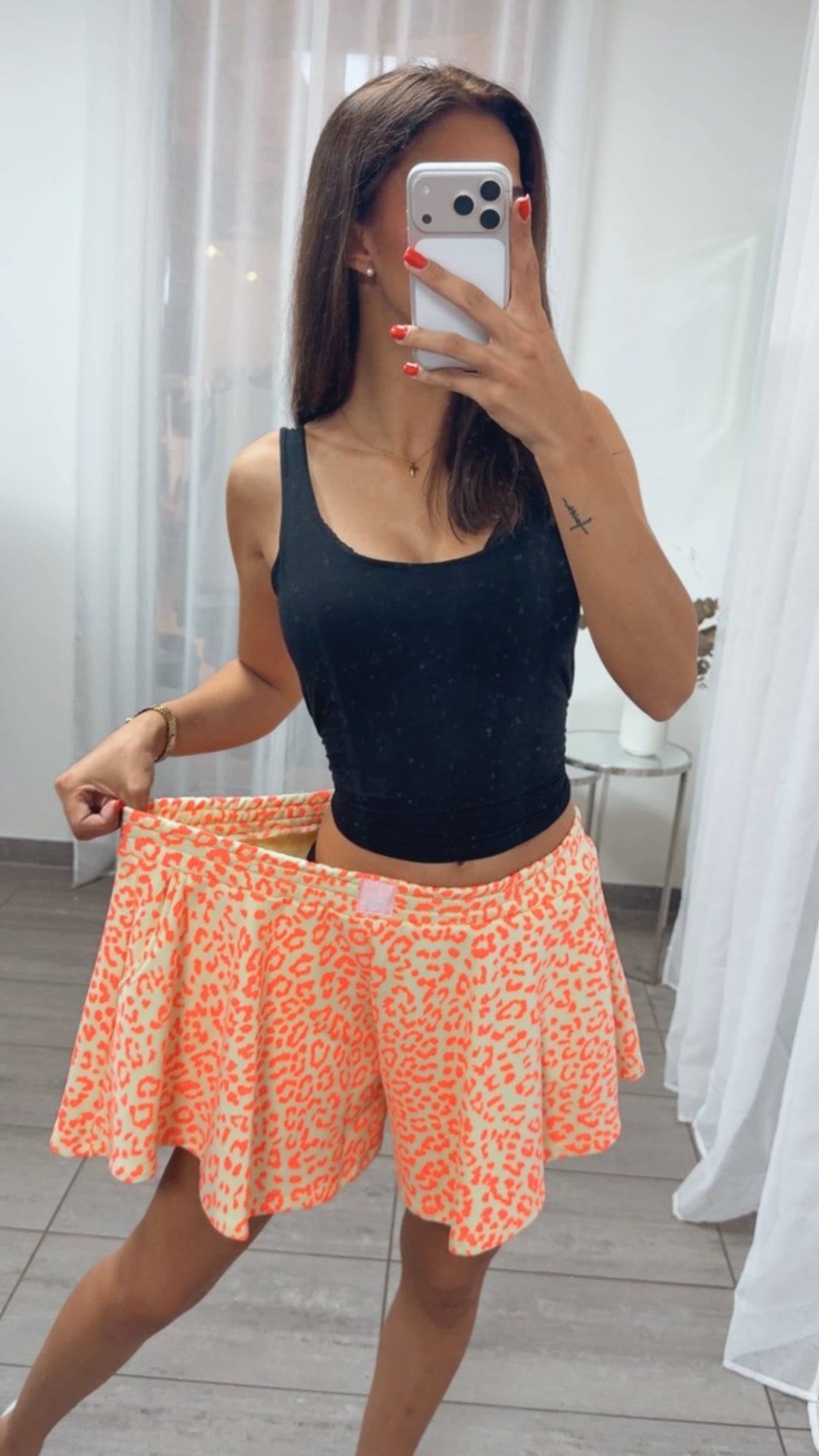 LEO weite Sweat Shorts mit Taschen und Patch / soft gelb - orange Art. 15872