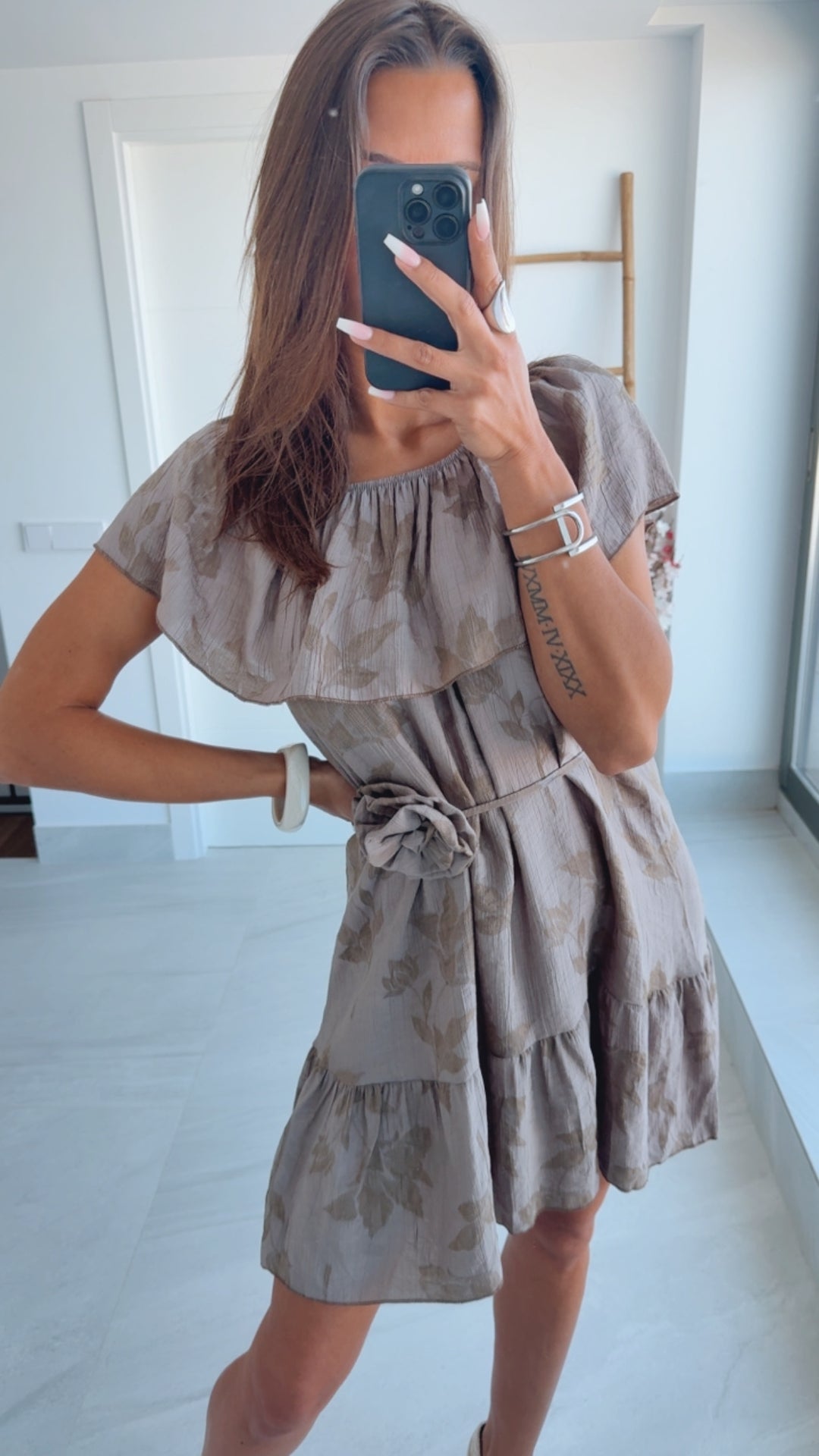 Kleid mit Carmen-Ausschnitt und Blumen Akzenten / taupe Art.14797