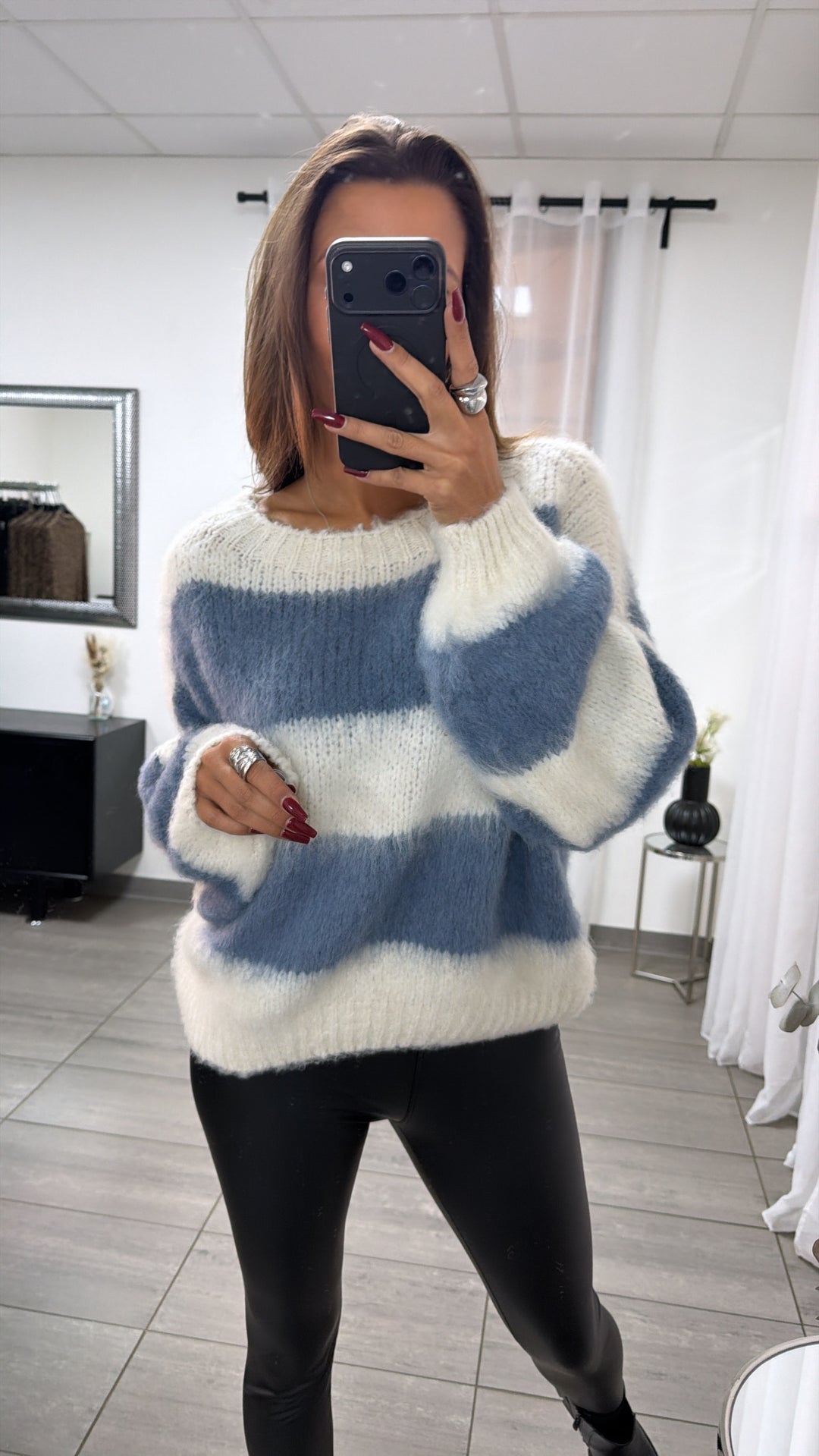 Flauschiger gestreifter Pullover mit abgesetztem Ausschnitt / creme - blau Art. 16693