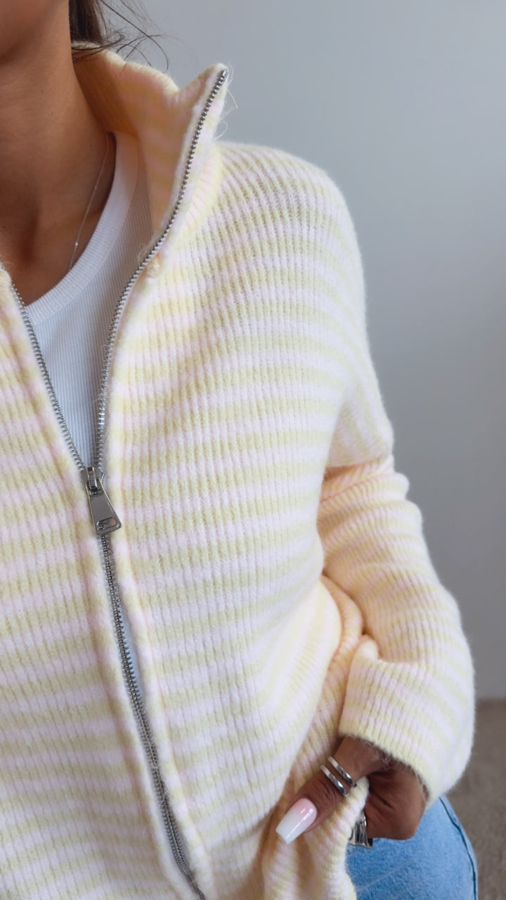 KRAGEN Strickjacke mit Reißverschluss, gestreift / soft gelb - rosa Art. 14533