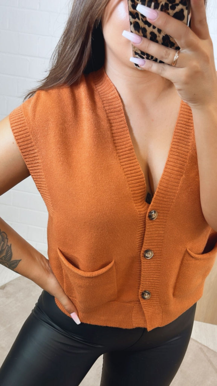 kurze Strickweste mit drei Knöpfen und Taschen / rost Art.122343