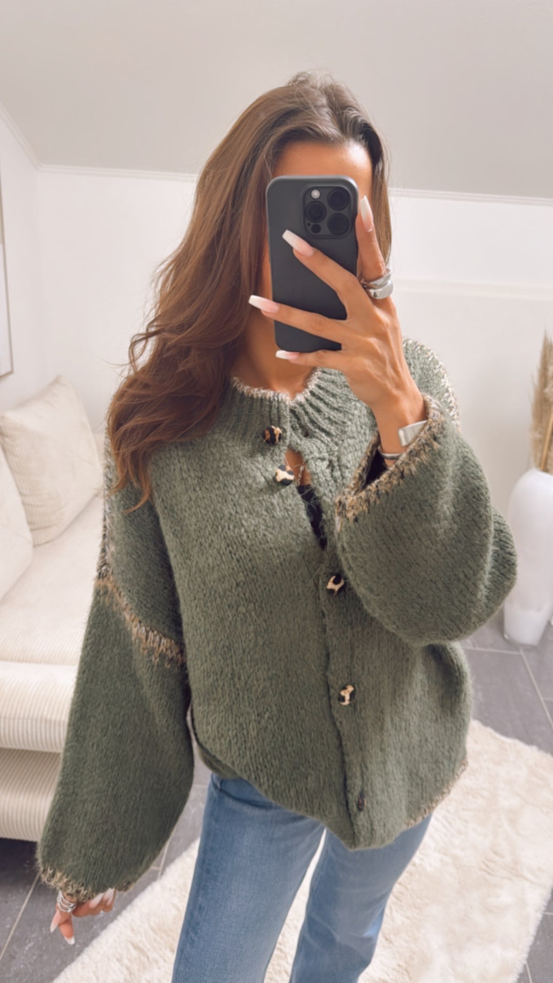 Strick Cardigan mit Leo Knöpfen / dunkel khaki Art. 8989