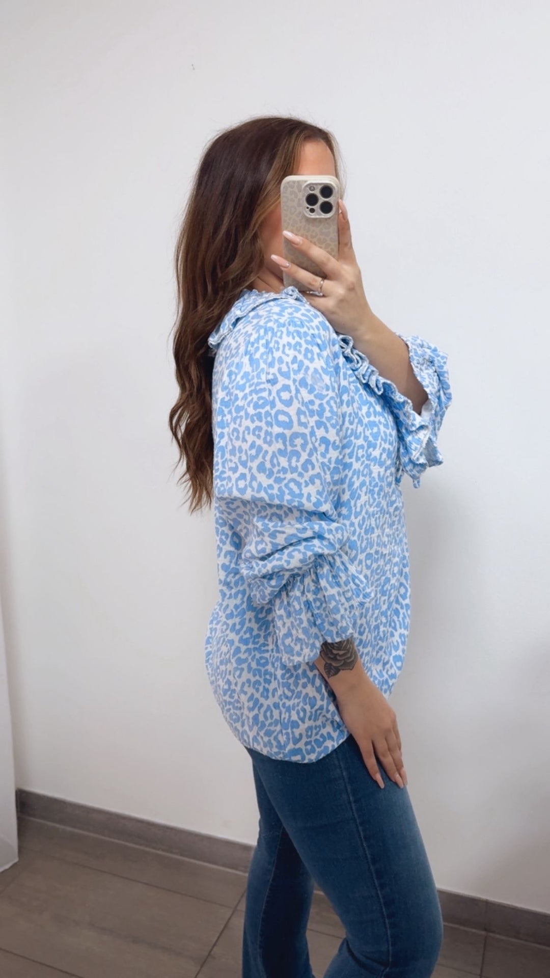 LEO Musselin Bluse mit Volant Ausschnitt / weiss - hell blau Art. 14728