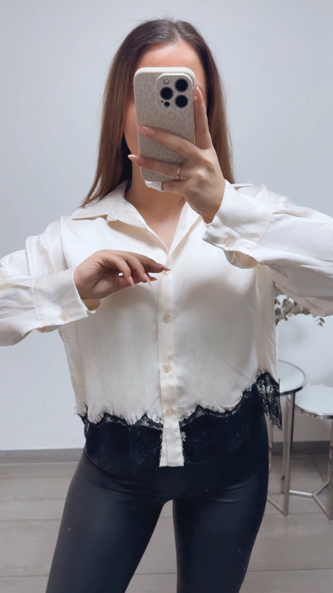 Satin Bluse mit Spitze / creme - schwarz Art. 13692