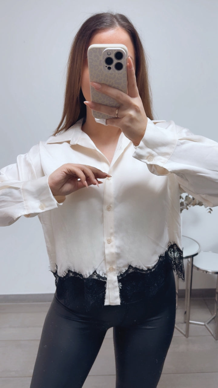 Satin Bluse mit Spitze / creme - schwarz Art. 13692