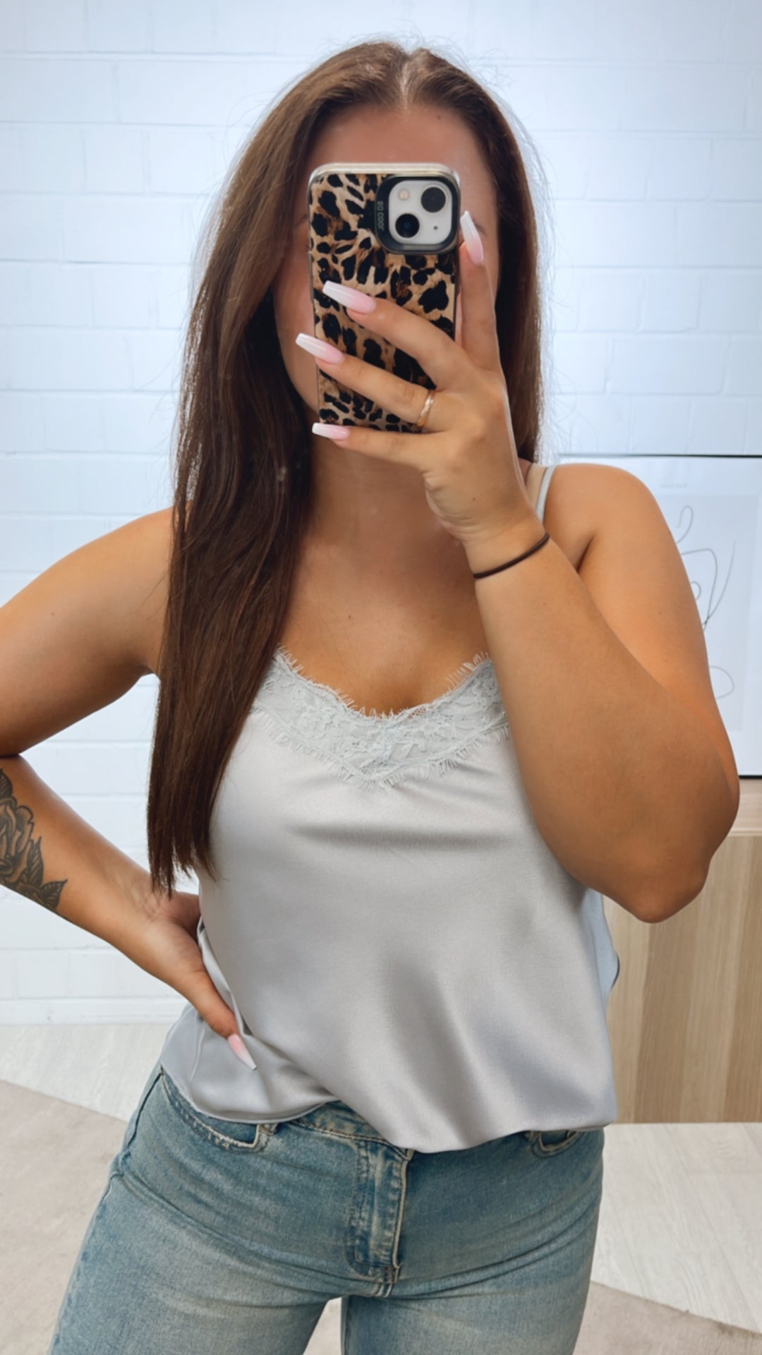 Satin Optik Top mit leichter Spitze / hell grau Art. 10445
