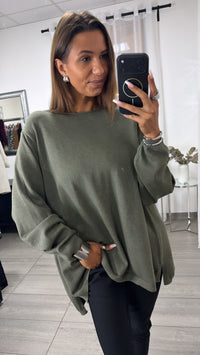 Oversize Feinstrick Pullover mit leichtem Vokuhila Schnitt / khaki Art.16330