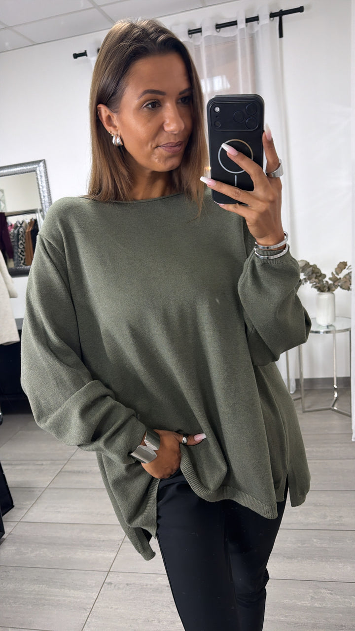 Oversize Feinstrick Pullover mit leichtem Vokuhila Schnitt / khaki Art.16330