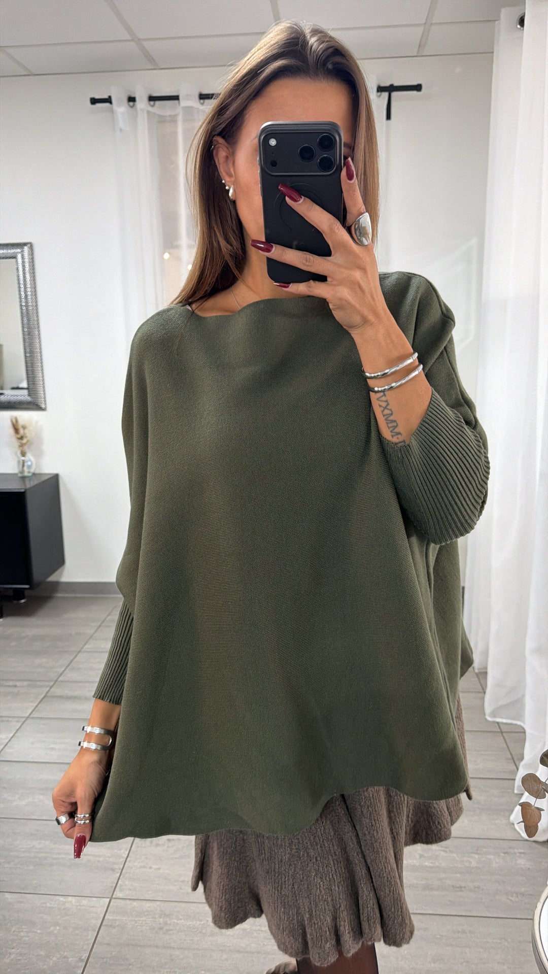 KURZER ultra weicher Pullover mit Fledermausärmeln / khaki Art. 16718