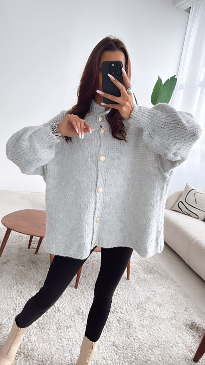 Kuschel Cardigan mit goldenen Knöpfen / hell grau Art. 7677