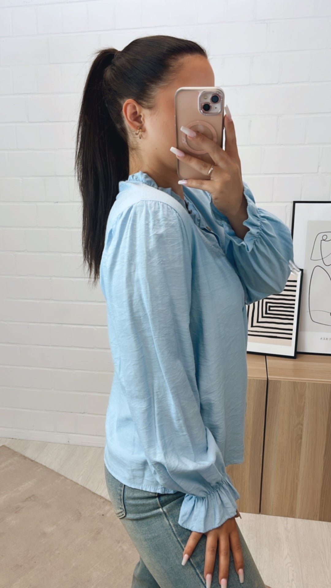 schmale Bluse mit Volant Ausschnitt / hell blau Art. 10786