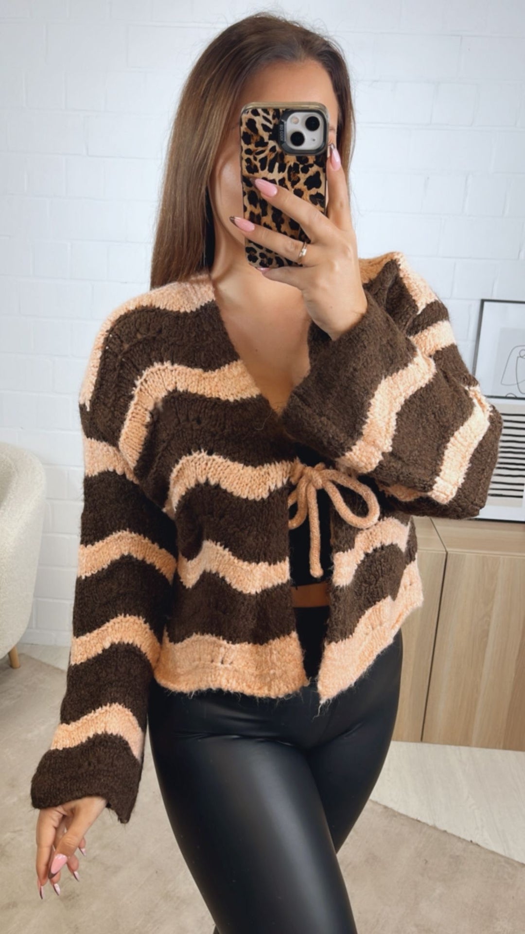 außergewöhnlicher, kurzer Cardigan zum binden, Wellen / dunkel braun - apricot Art. 12849