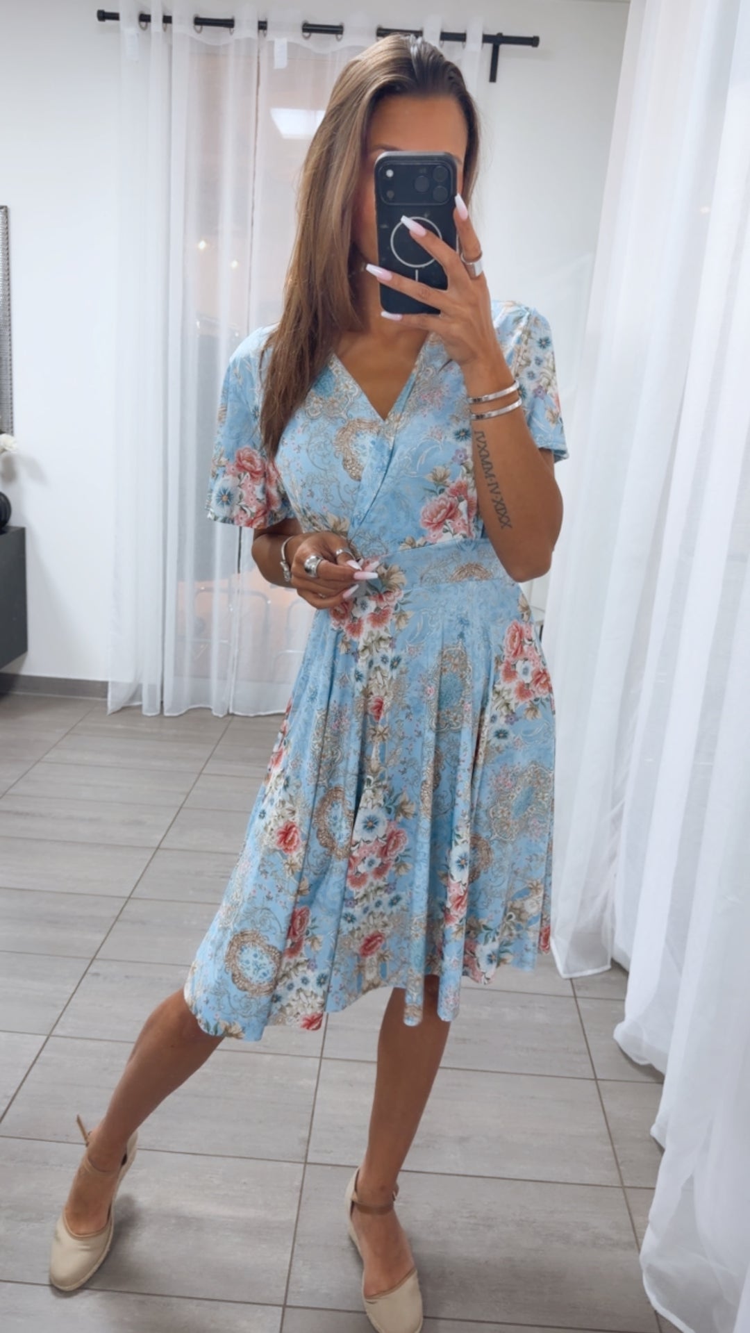 KURZES Leicht tailliertes Kleid mit T-Shirt Ärmeln VINTAGE FLOWER / blau - beige - rosa - grün Art.15056