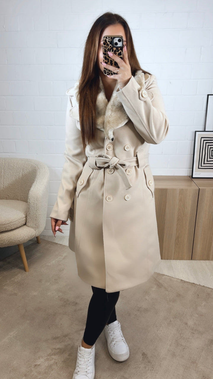 Mantel mit flauschigen, abnehmbaren Kragen / creme Art. 12841