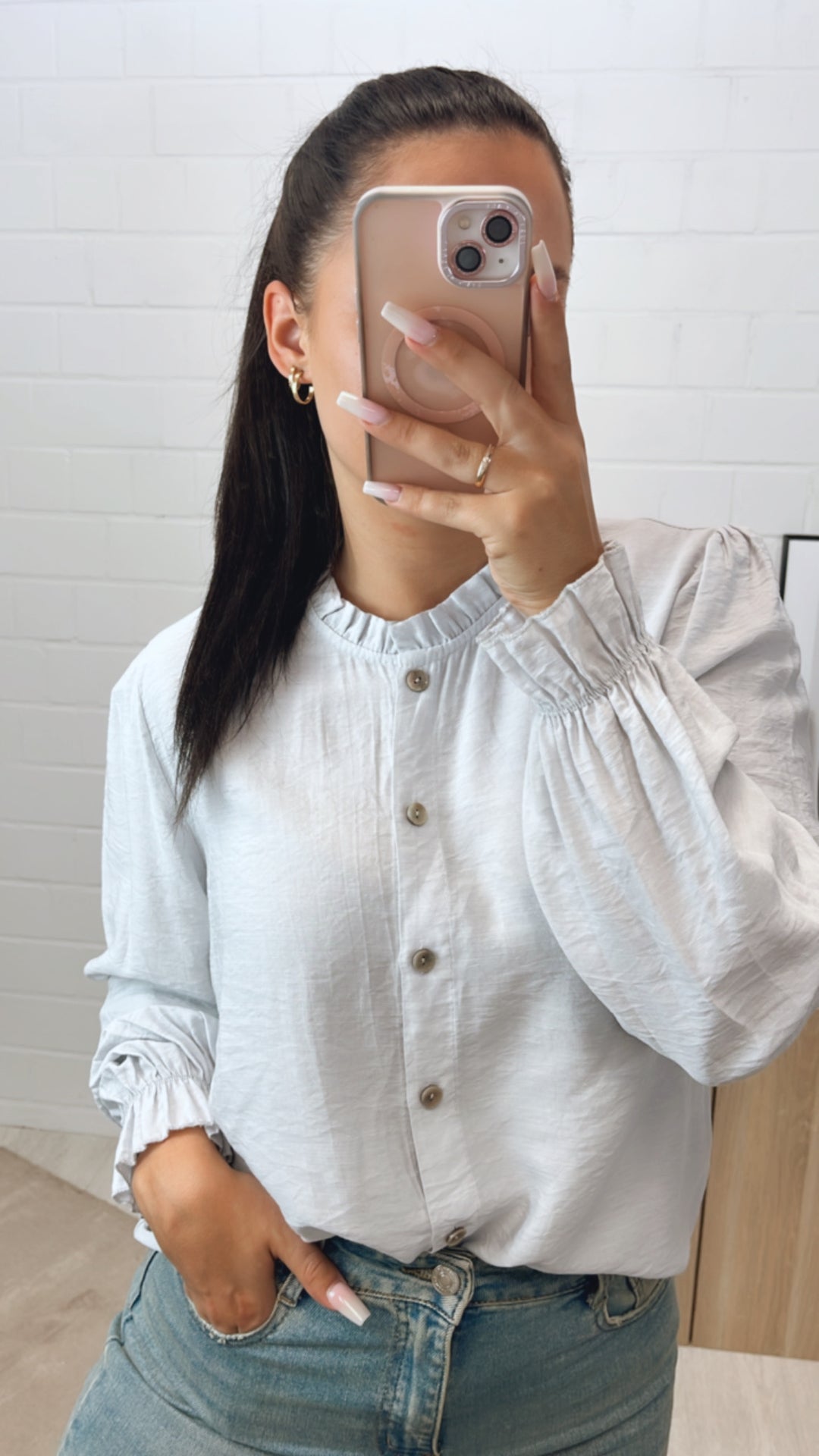 schmale Bluse mit Volant Ausschnitt / hell grau Art. 10787