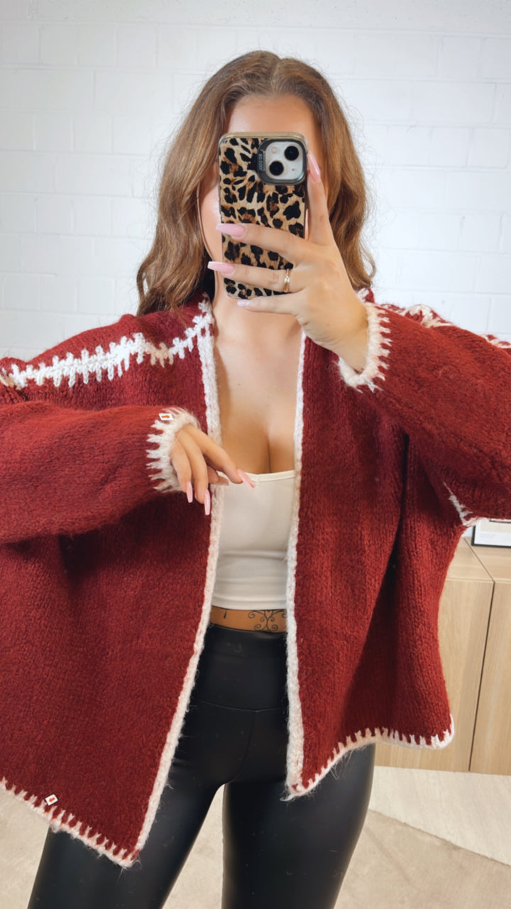 Cardigan mit abgesetzter Naht / dunkel rot - wollweiss Art. 12579