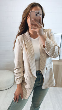 Blazer mit gerafften Ärmeln in Krepp Optik, Streifen / beige - schwarz Art. 9626