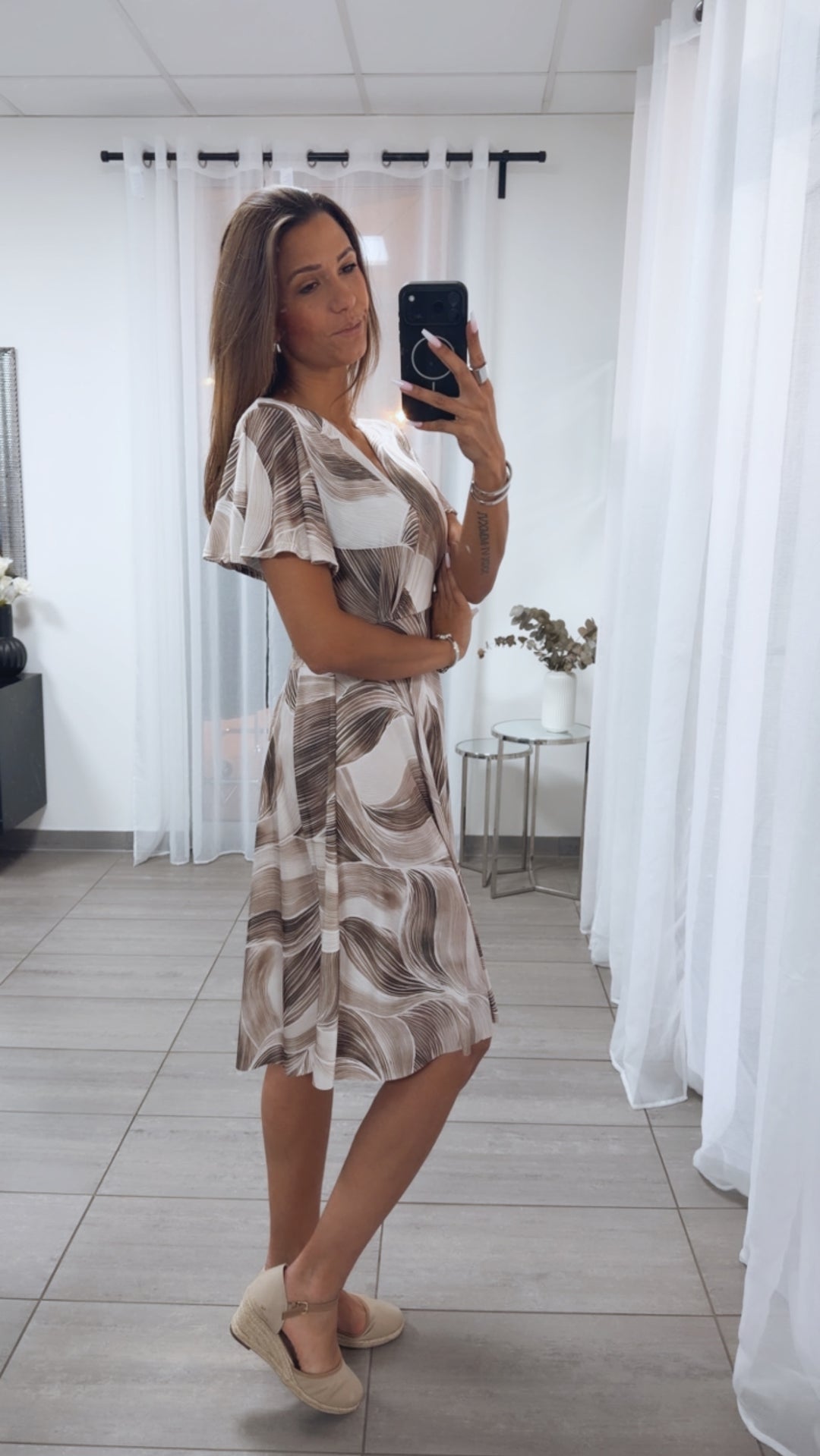 KURZES Leicht tailliertes Kleid mit T-Shirt Ärmeln  / braun beige Töne Art.15057