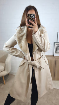 Mantel mit flauschigen, abnehmbaren Kragen / creme Art. 12841