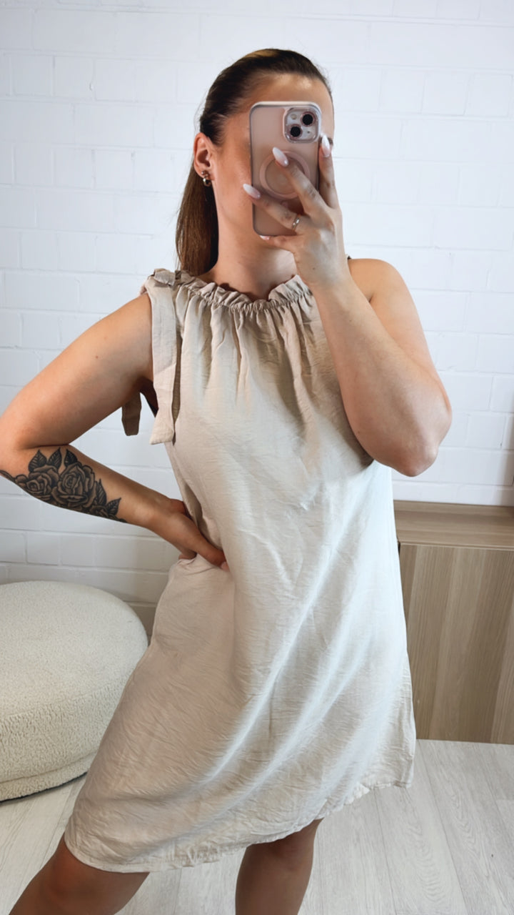 luftiges Kleid / Hängerchen mit Volant-Ausschnitt / beige Art. 9744