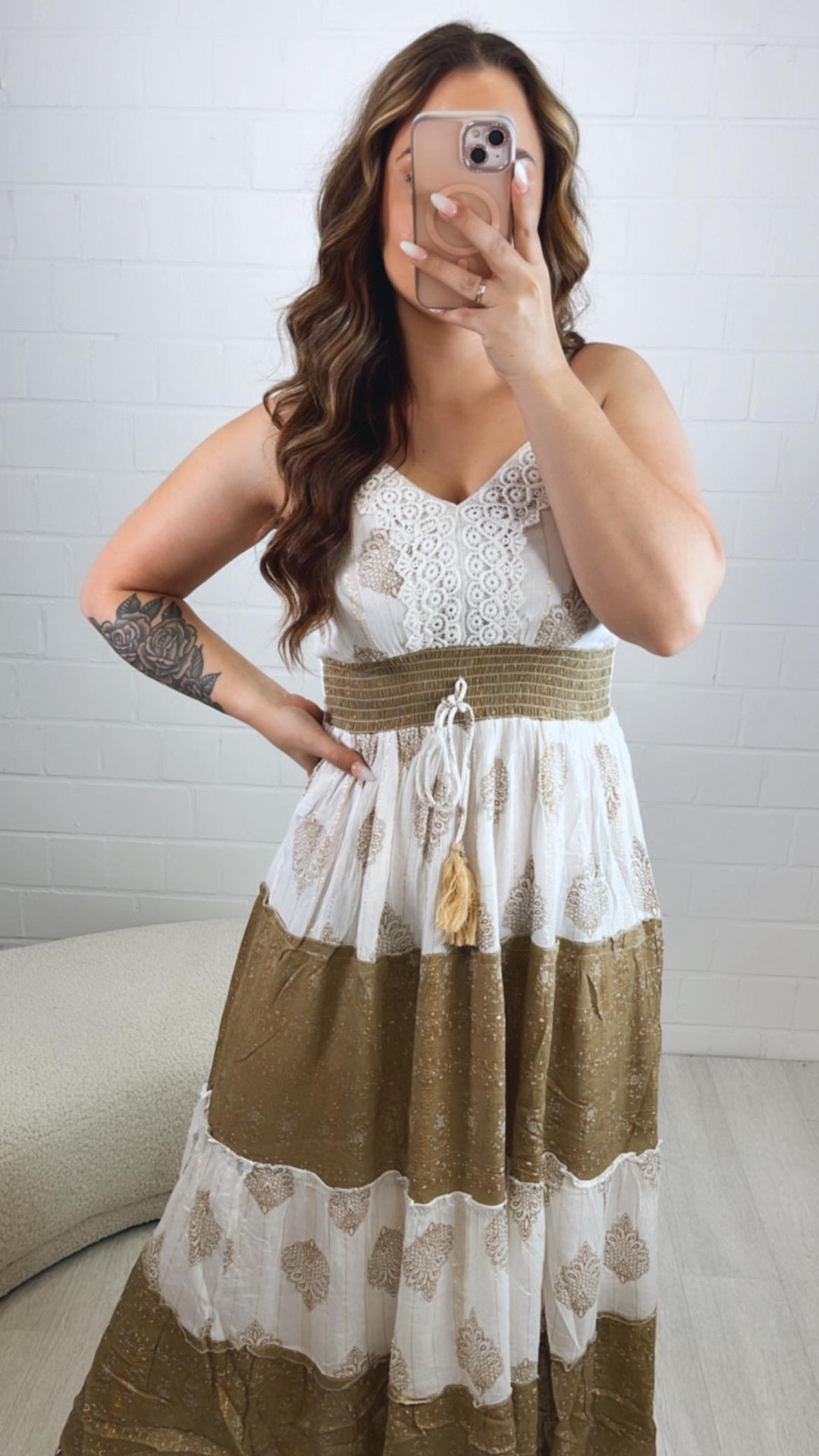 Summer Kleid mit dünnen Trägern, Glitzer Applikationen / weiss - khaki - gold Art. 10038