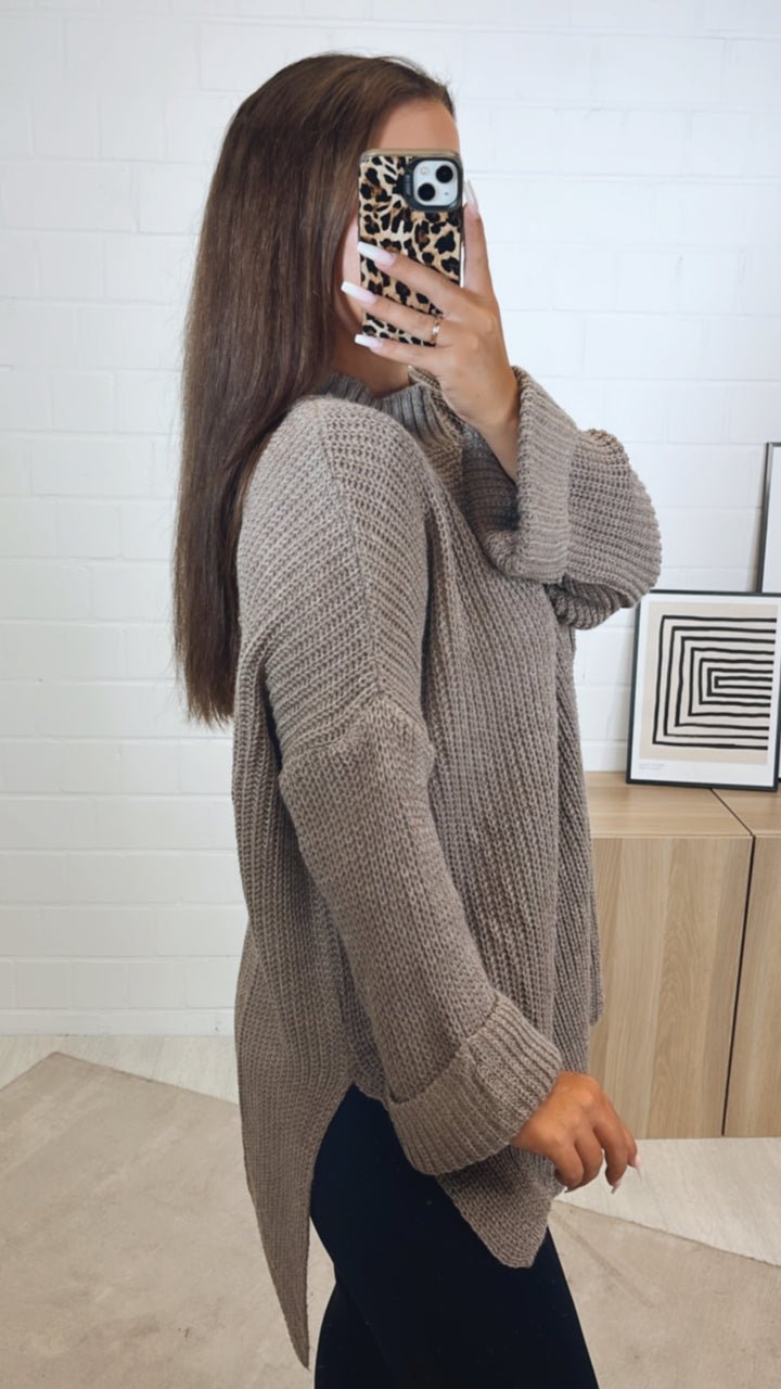Stehkragen oversize Pullover mit Schlitz / light taupe Art. 11066