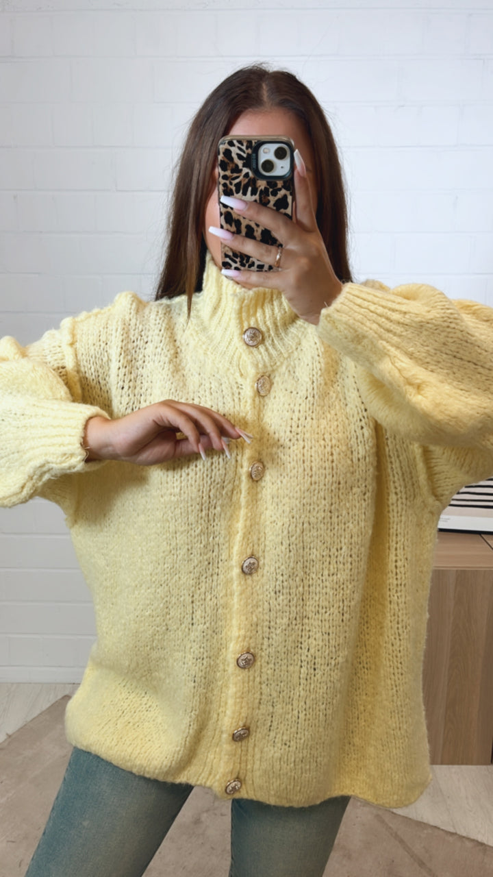 Kuschel Cardigan mit goldenen Knöpfen / soft gelb Art. 11187