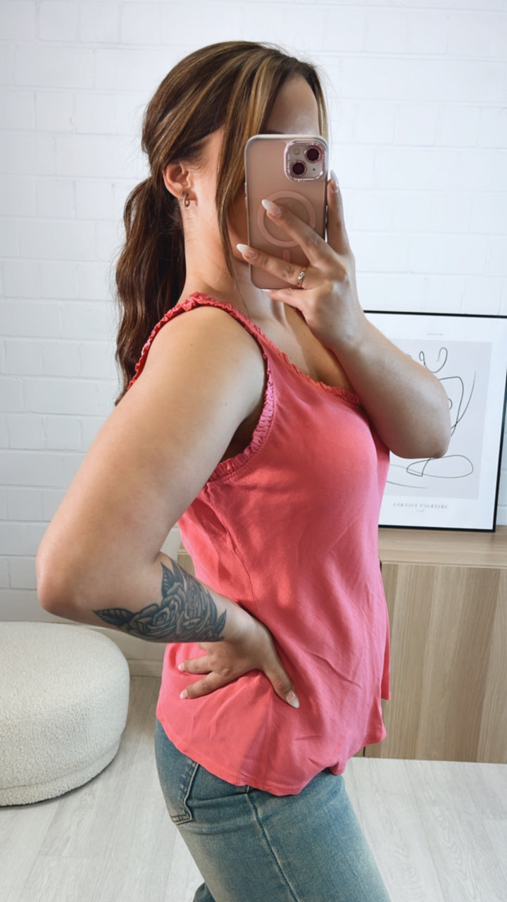 leichtes Top mit Volant Applikationen an Arm und Ausschnitt / pink Art. 7206