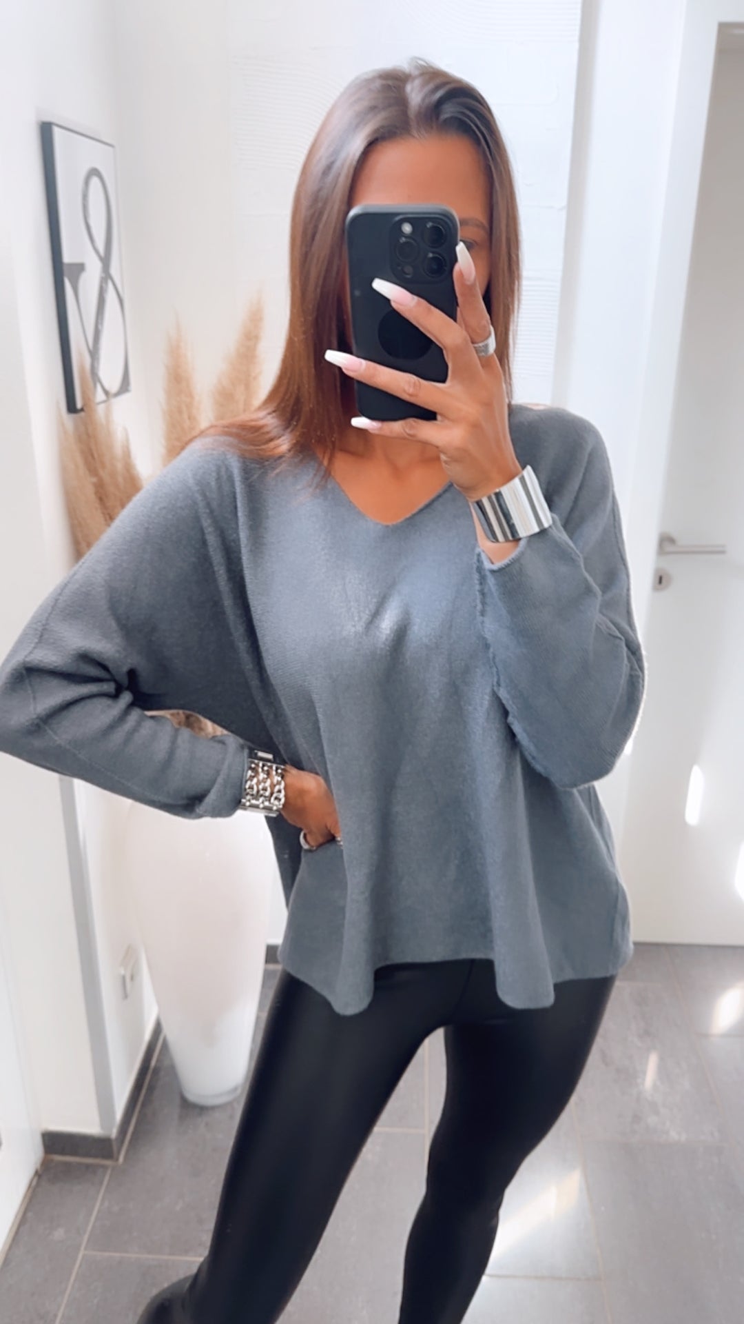 Leichter, super weicher Pullover, V-Ausschnitt / dunkel grau Art. 7086