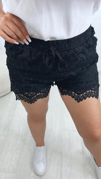 kurze, luftige Hose, kleine Blumen / schwarz Art. 10135