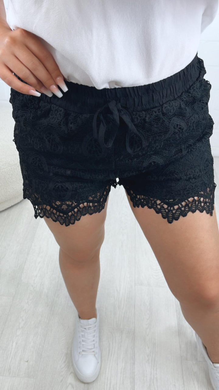 kurze, luftige Hose, kleine Blumen / schwarz Art. 10135