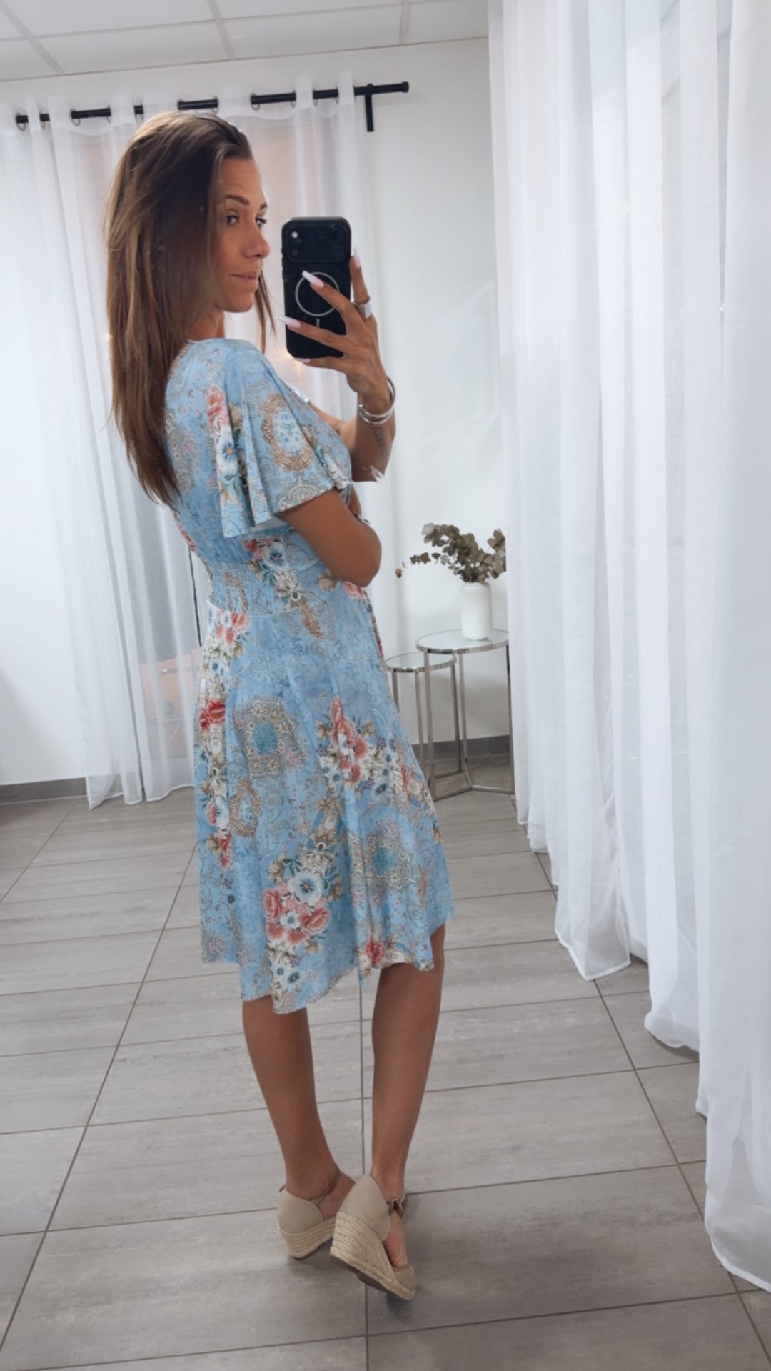 KURZES Leicht tailliertes Kleid mit T-Shirt Ärmeln VINTAGE FLOWER / blau - beige - rosa - grün Art.15056