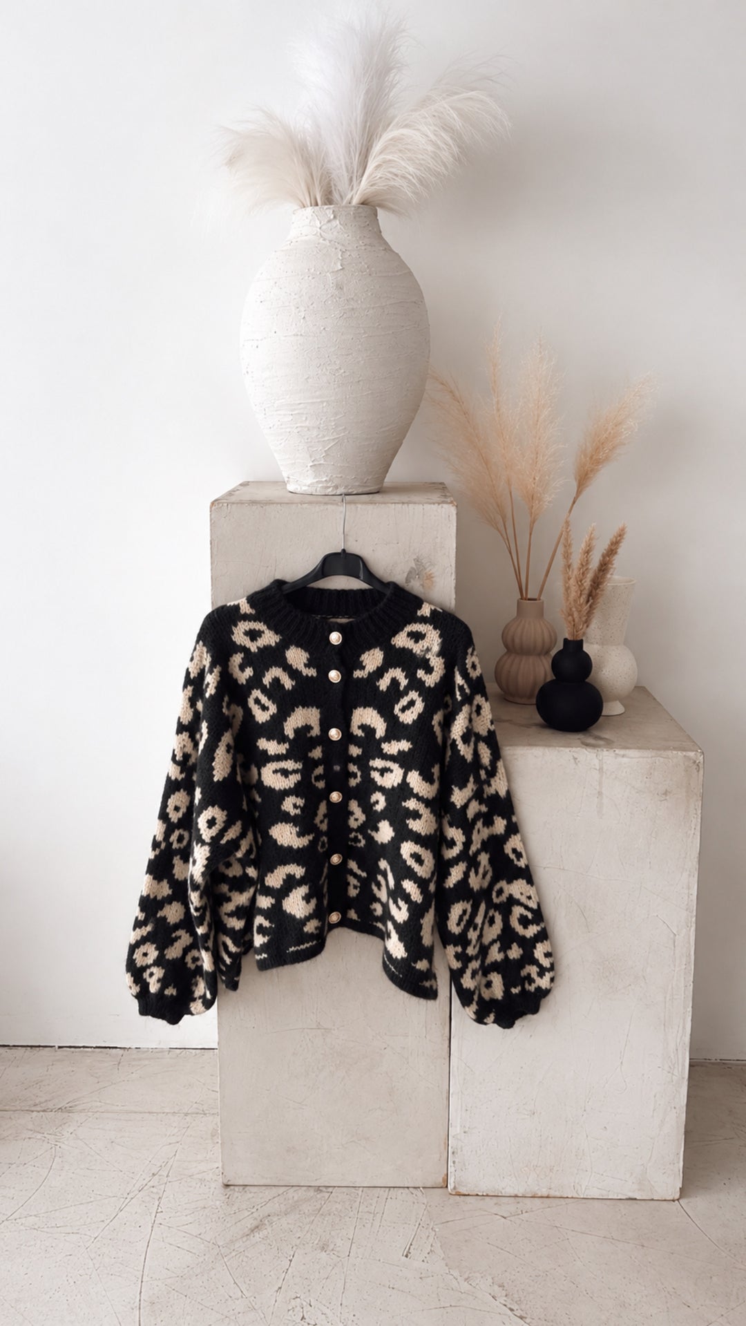 LEO Strick Cardigan mit gold - silbernen Knöpfen / schwarz - beige  Art. 8180