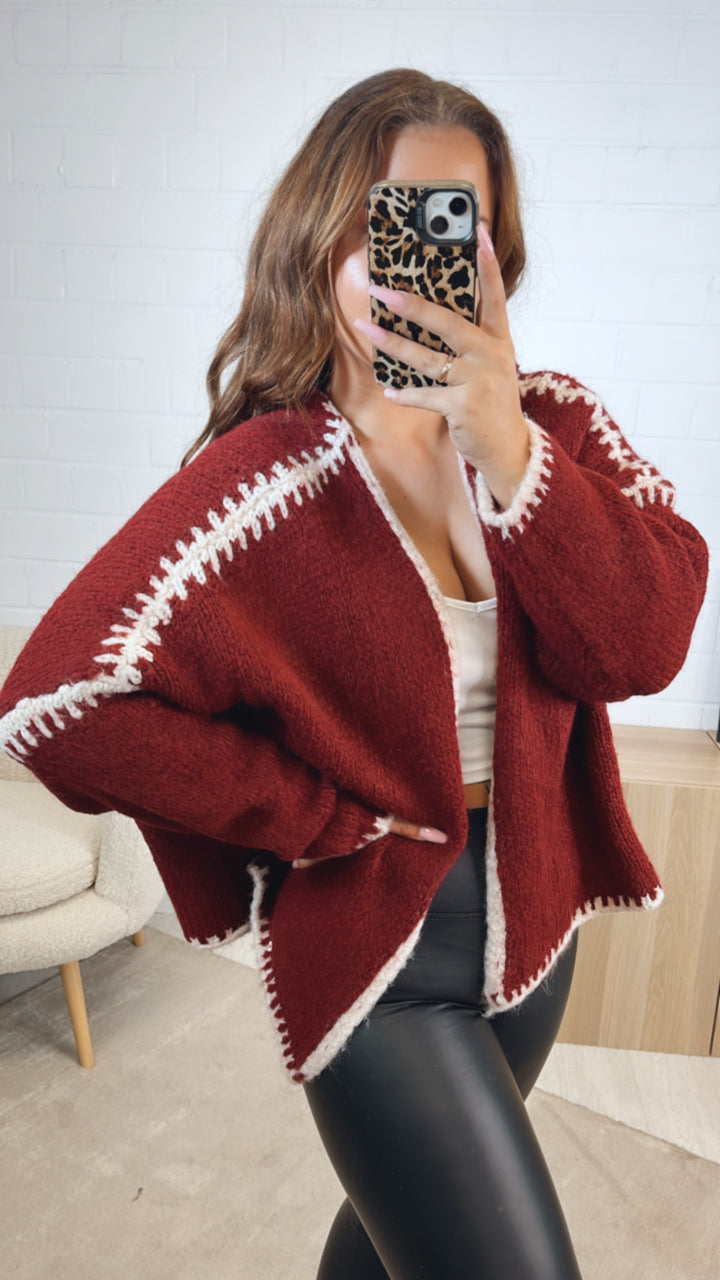 Cardigan mit abgesetzter Naht / dunkel rot - wollweiss Art. 12579