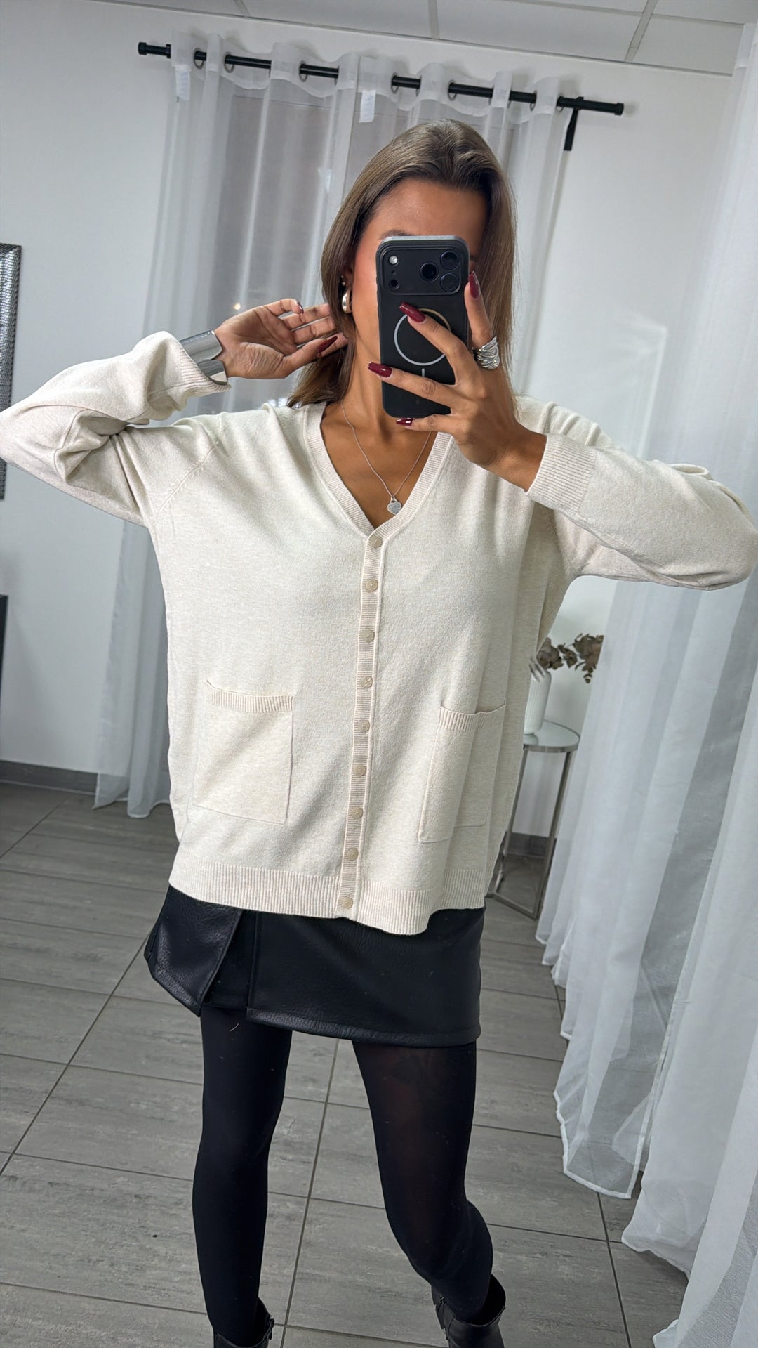 Feinstrick Cardigan mit Taschen auf der Vorderseite / hell beige Art.15683