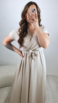 leichtes, langes Kleid mit kurzen Armen / beige Art. 10047