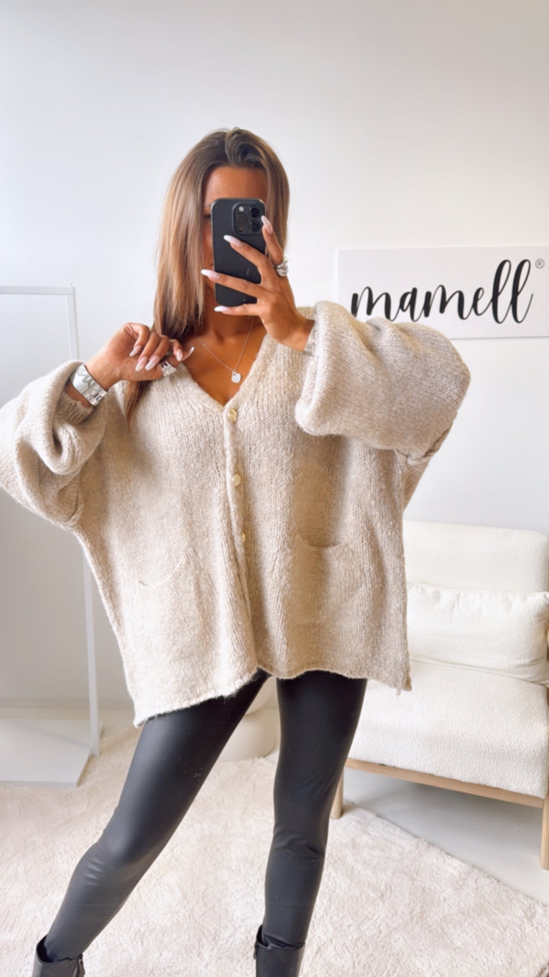 V-AUSSCHNITT Kuschel Cardigan mit goldenen Knöpfen und Taschen / beige Art.122323