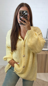 Kuschel Cardigan mit goldenen Knöpfen / soft gelb Art. 11187