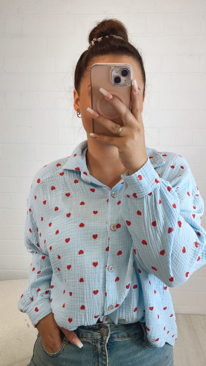 HERZEN KURZE Oversize Musselin Bluse / hell blau - rot Art. 10441