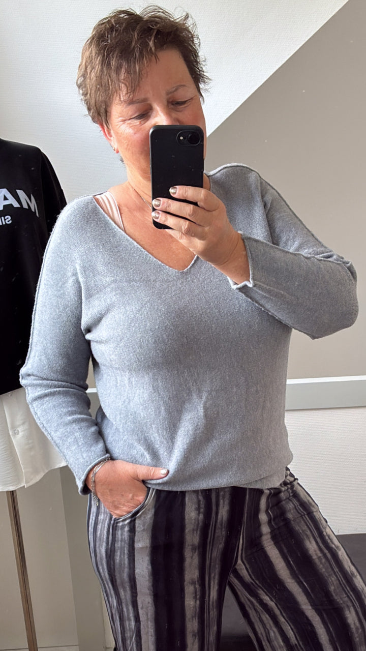 Leichter, super weicher Pullover, V-Ausschnitt / grau Art. 7086