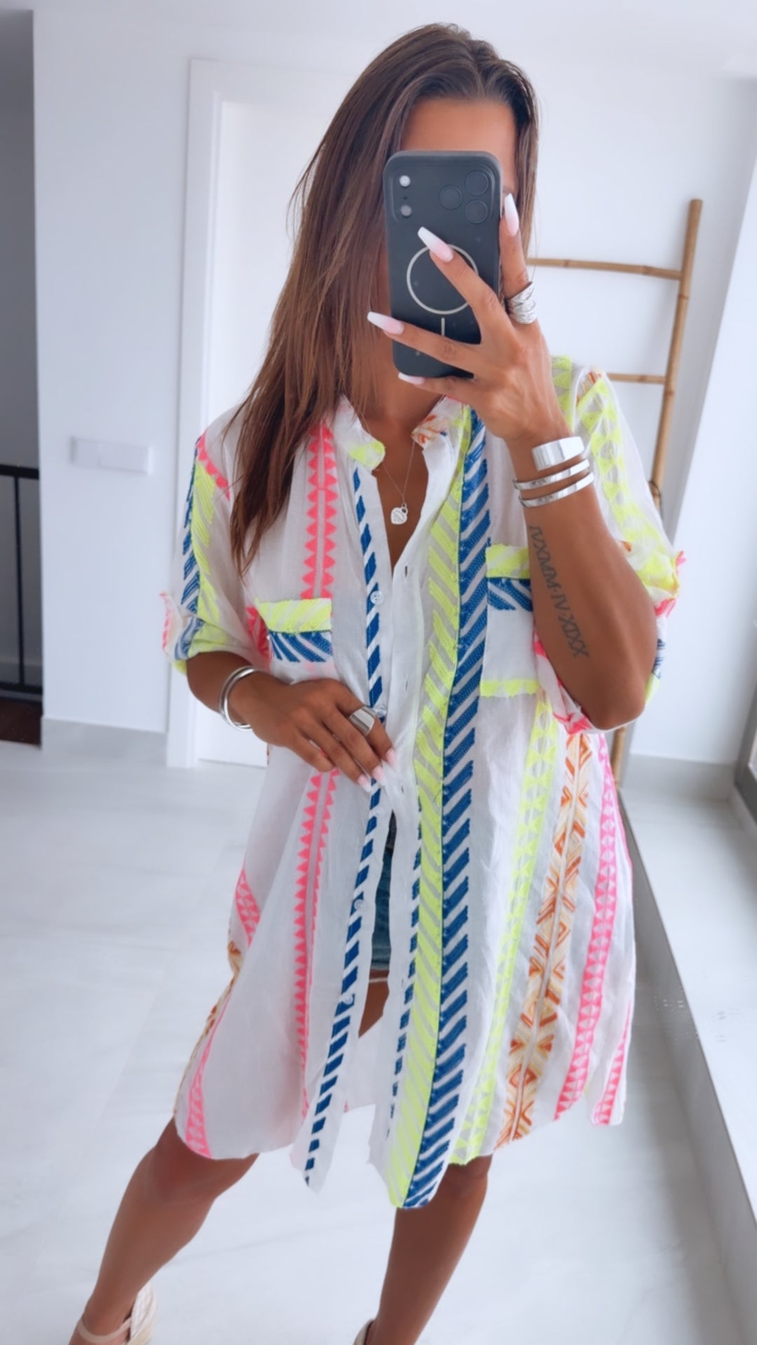 Geometrischer Sommerprint / Leichte Boho-Blusenkleid-Tunika mit Neon-Stickerei / Weiß Art.15215