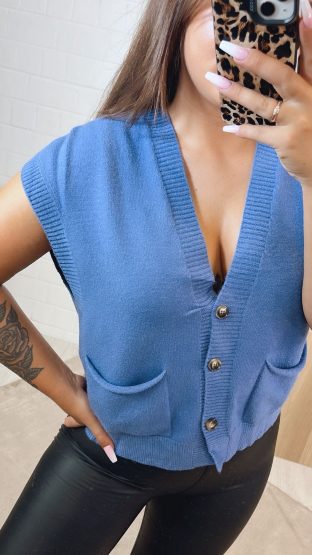 kurze Strickweste mit drei Knöpfen und Taschen / denim blau Art.122346