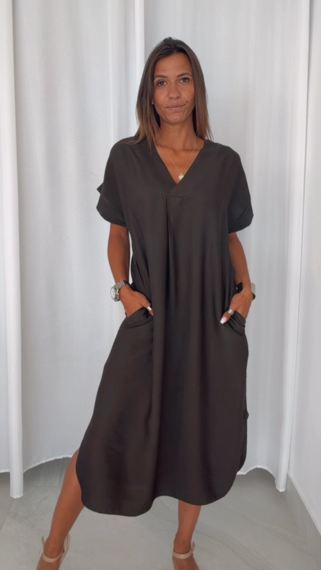 Viskose Maxi Kleid mit Taschen, seitlicher Schlitz / braun Art. 15365