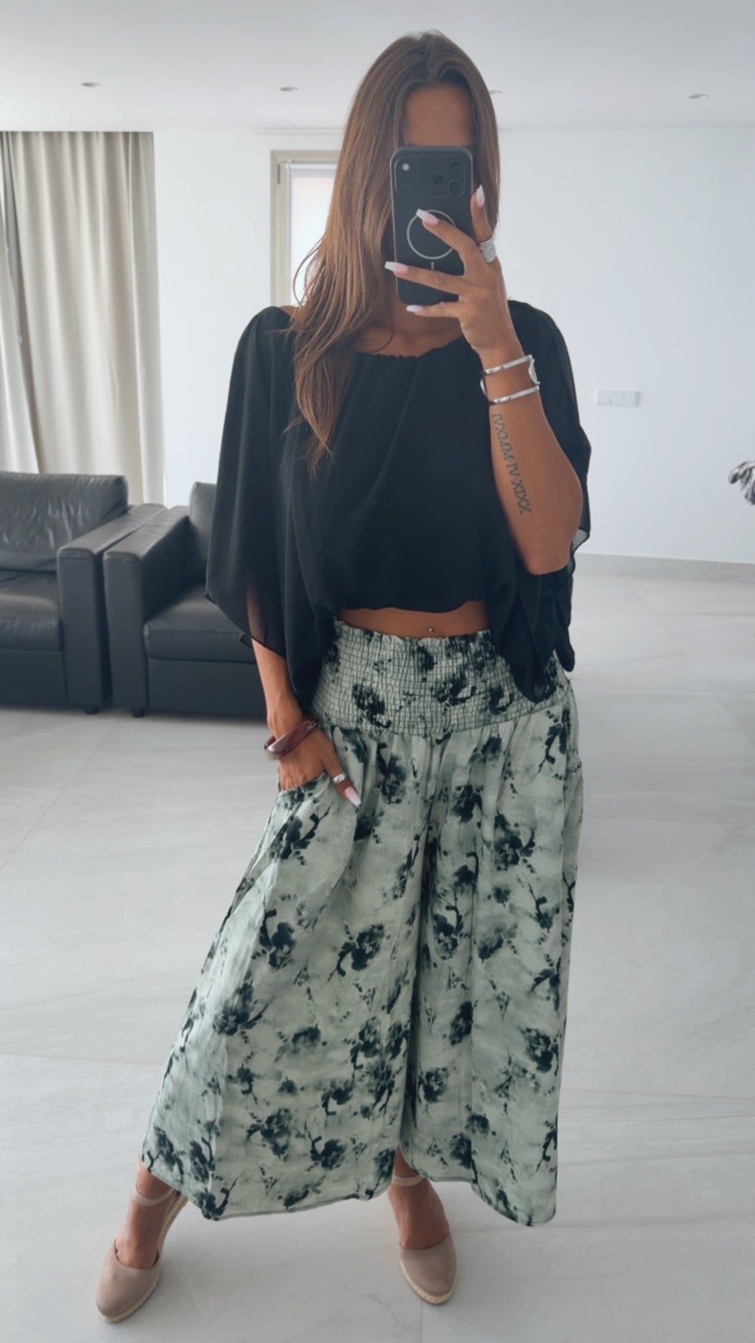 SMOK BUND Midi Palazzo Hose mit abstrakten Print / salbei grün  Art. 15903
