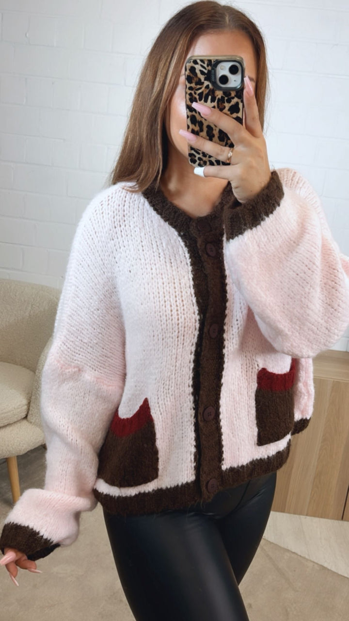 dreifarbiger Cardigan / soft rosa - dunkel braun - bordeaux rot Art. 12498