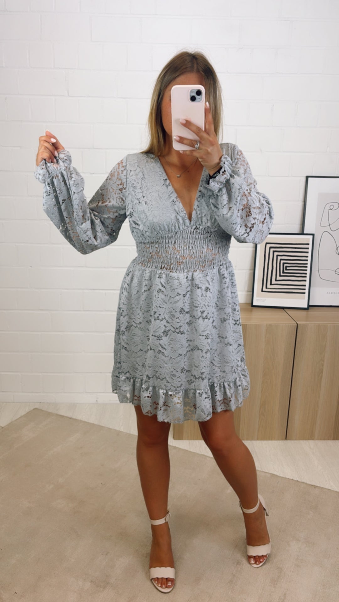 kurzes Kleid, vollkommene Spitze / grau Art. 10998