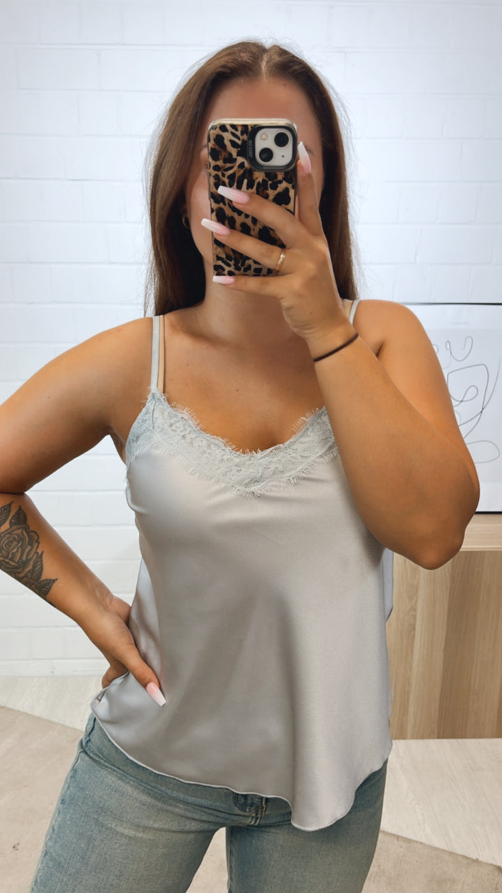 Satin Optik Top mit leichter Spitze / hell grau Art. 10445