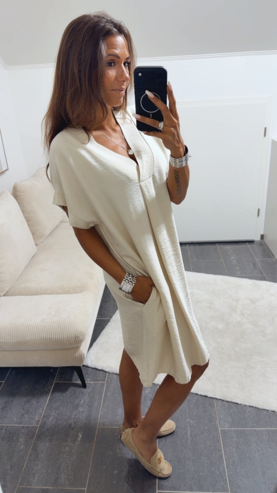 KURZES Viskose Kleid mit Taschen, seitlicher Schlitz / beige Art. 15775