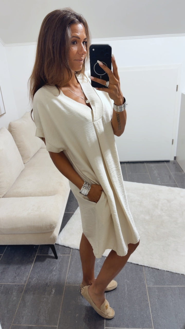 KURZES Viskose Kleid mit Taschen, seitlicher Schlitz / beige Art. 15775